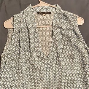 Sleeveless, v neck blouse sz XL